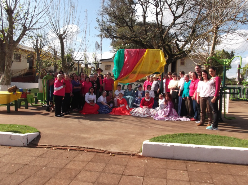 CRAS  FESTEJA O DIA DO GAÚCHO COM GRUPO DAS ROSAS